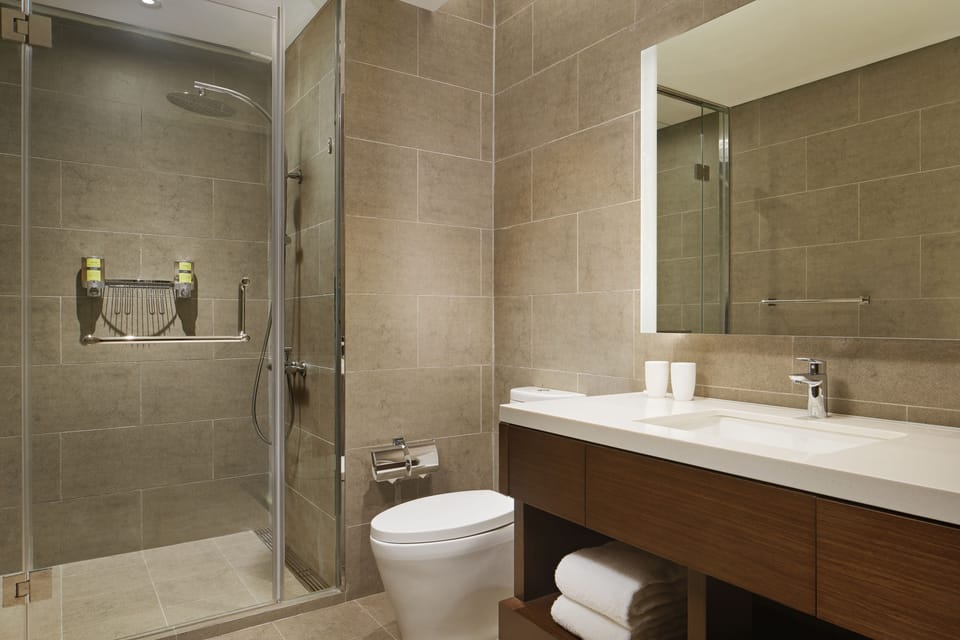 Shower, hydromassage showerhead, free toiletries, hair dryer
