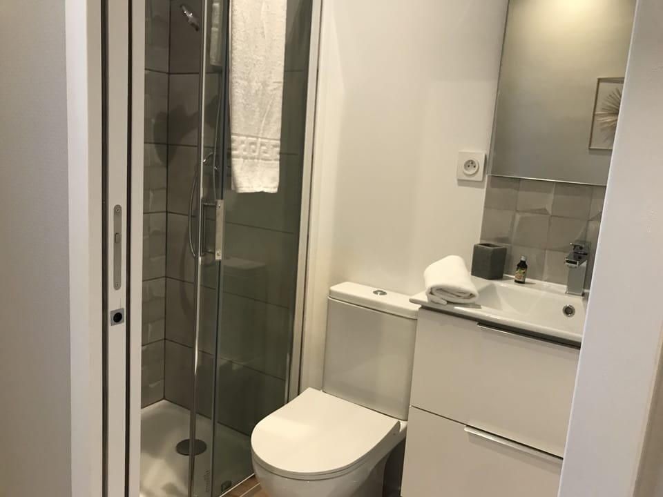 Standard Double Room | Bathroom | Shower, towels