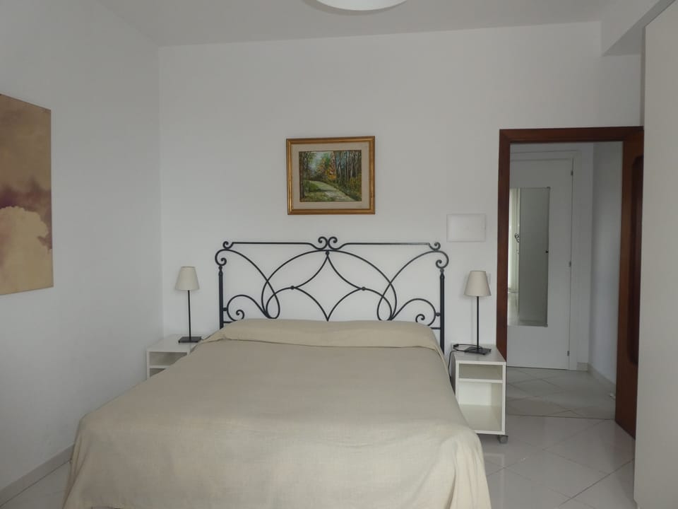 Deluxe Double Room, Sea View | In-room safe, iron/ironing board, free WiFi, bed sheets