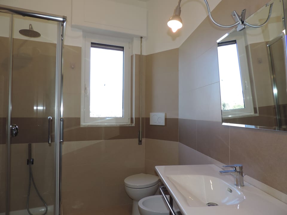 Deluxe Double Room, Sea View | Bathroom | Hair dryer, bidet, towels