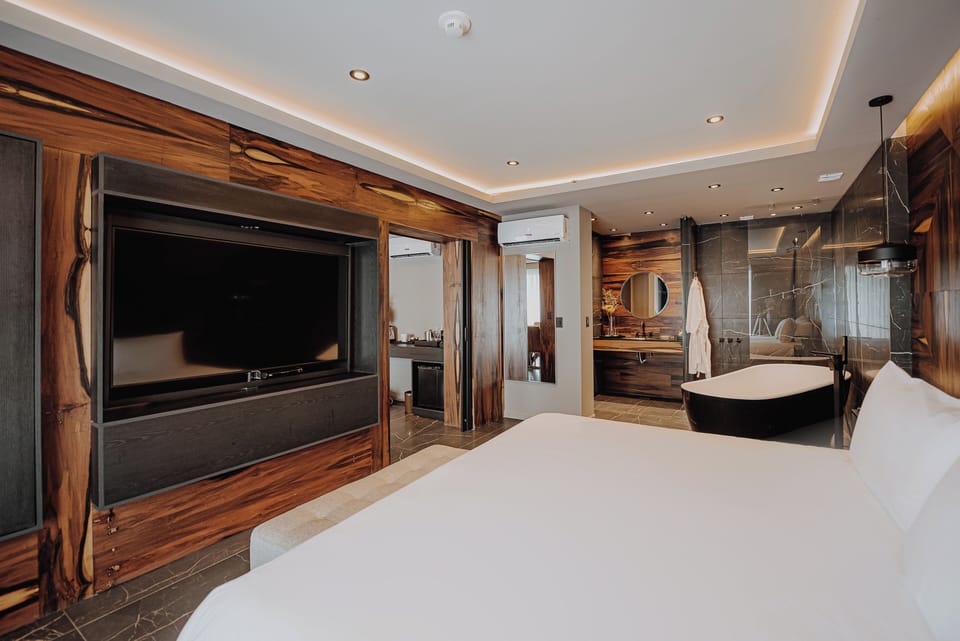 Presidential Suite | Premium bedding, down comforters, pillowtop beds, minibar