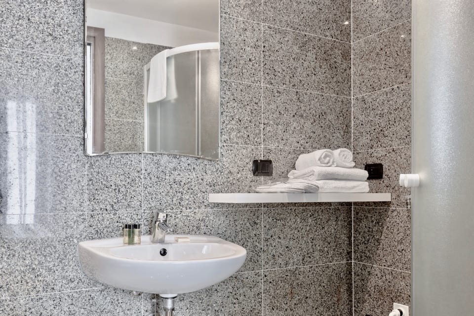 Double Room | Bathroom | Shower, free toiletries, hair dryer, slippers