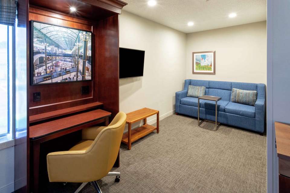 Room, 1 King Bed, Accessible, Non Smoking | Premium bedding, desk, blackout drapes, iron/ironing board