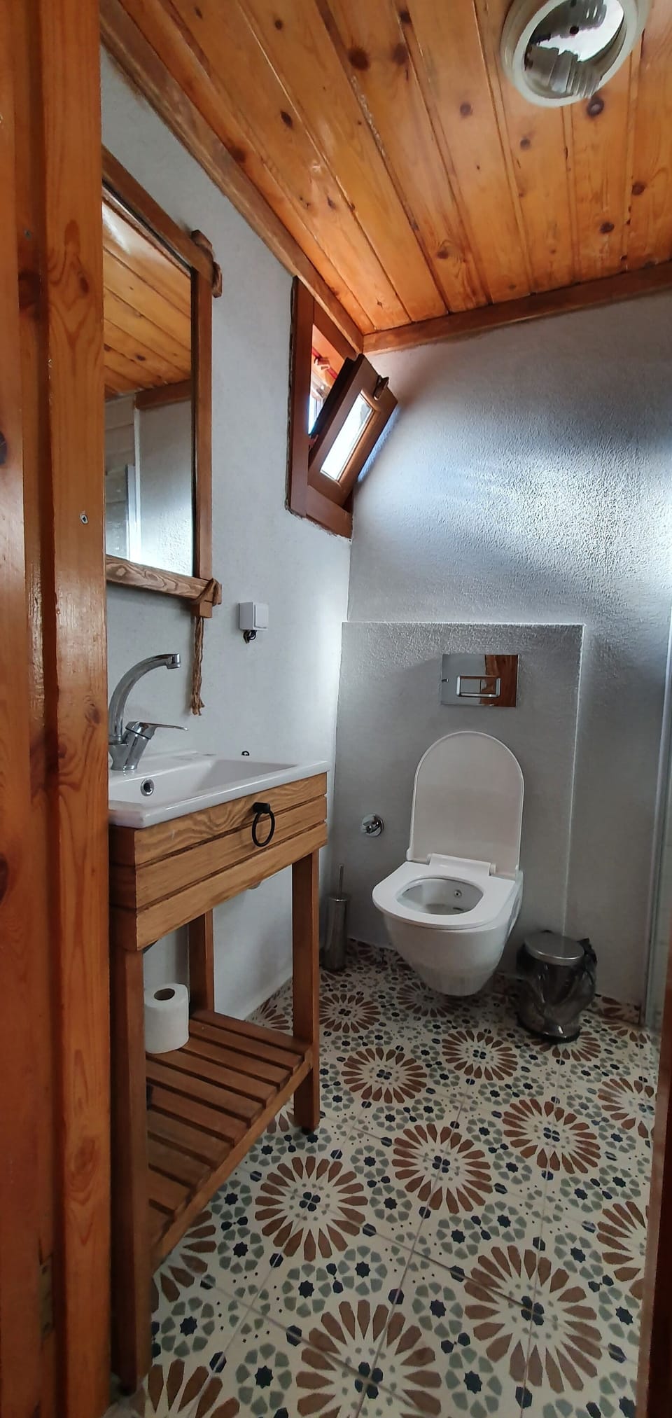 Shower, hydromassage showerhead, free toiletries, hair dryer