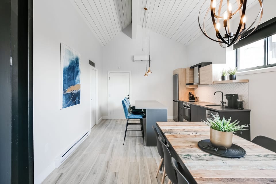 Design Condo, 1 Bedroom, Kitchen | Private kitchen | Full-size fridge, microwave, oven, stovetop