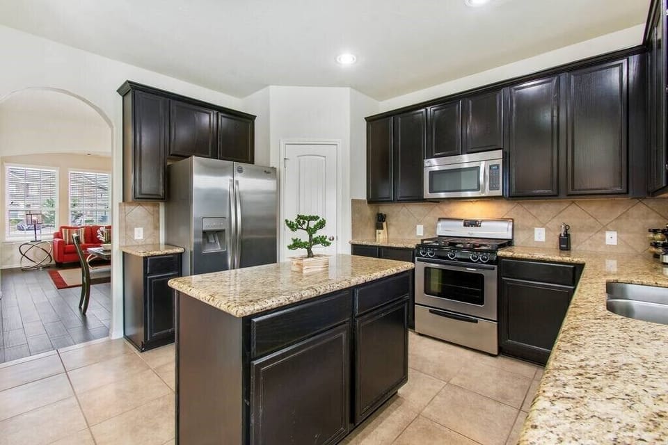 Another angle of the kitchen 