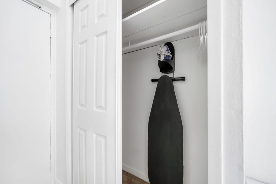 Deluxe Room, 1 Queen Bed, Private Bathroom (Self check-in) | Interior