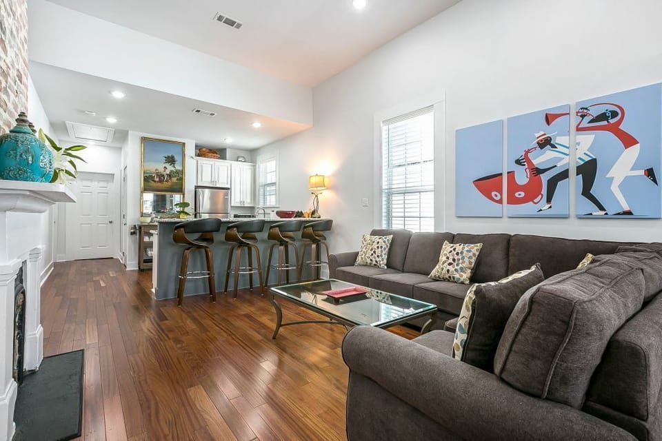 Living room/sitting area/Kitchen area with bar stools