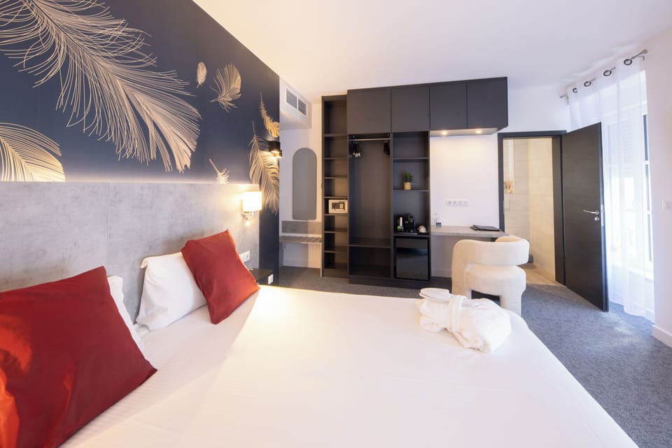 Comfort Double Room | In-room safe, desk, blackout drapes, soundproofing