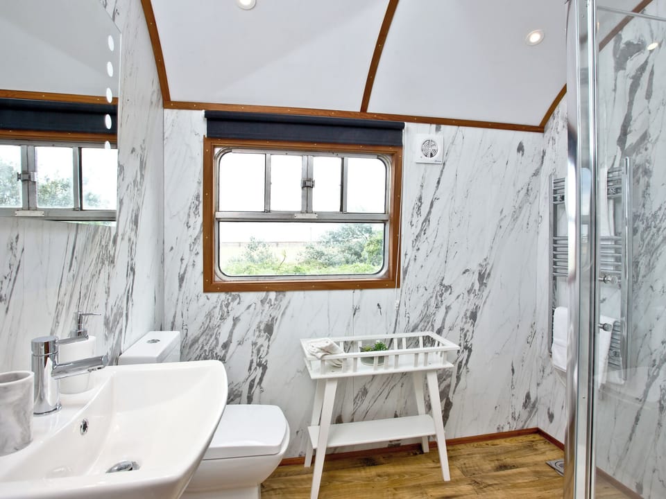 Shower room | Brunel Boutique Railway Carriage No 5 - Brunel Boutique Railway Carriages, Dawlish Warren