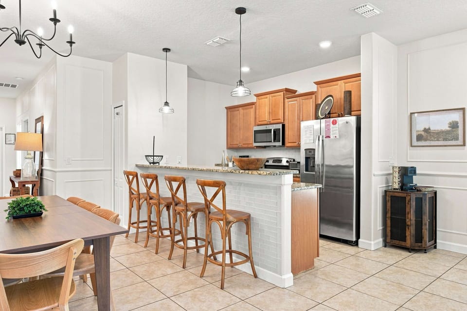 Fully equipped kitchen with breakfast bar