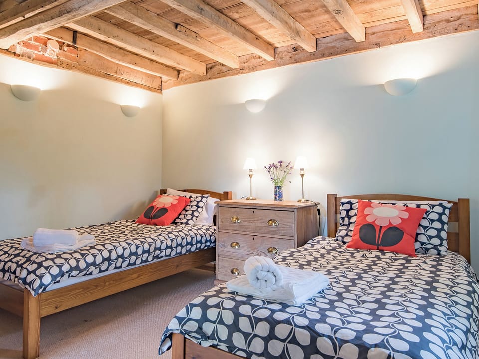 Twin bedroom | Kingfisher Oast - Penn Estate, Hollingbourne