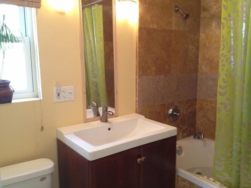 2nd Full Bath and Jacuzzi Tub with Travertine Tile