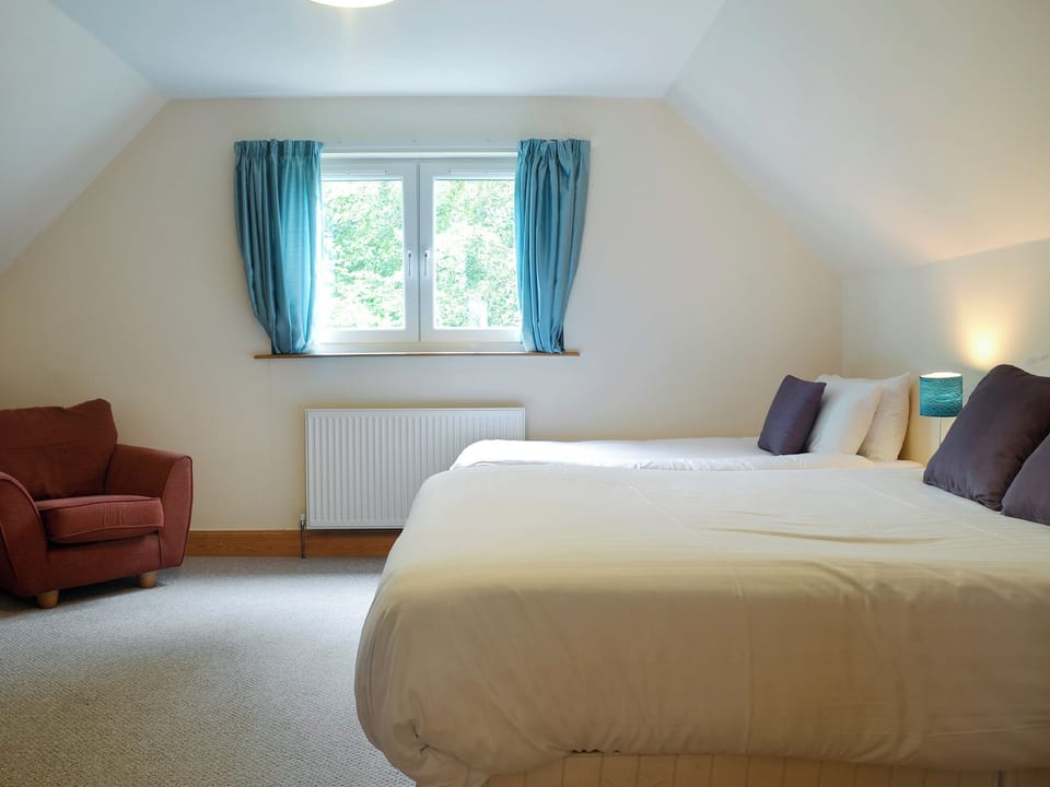 Spacious twin bedroom | Cressfield Villa, Ecclefechan, near Lockerbie