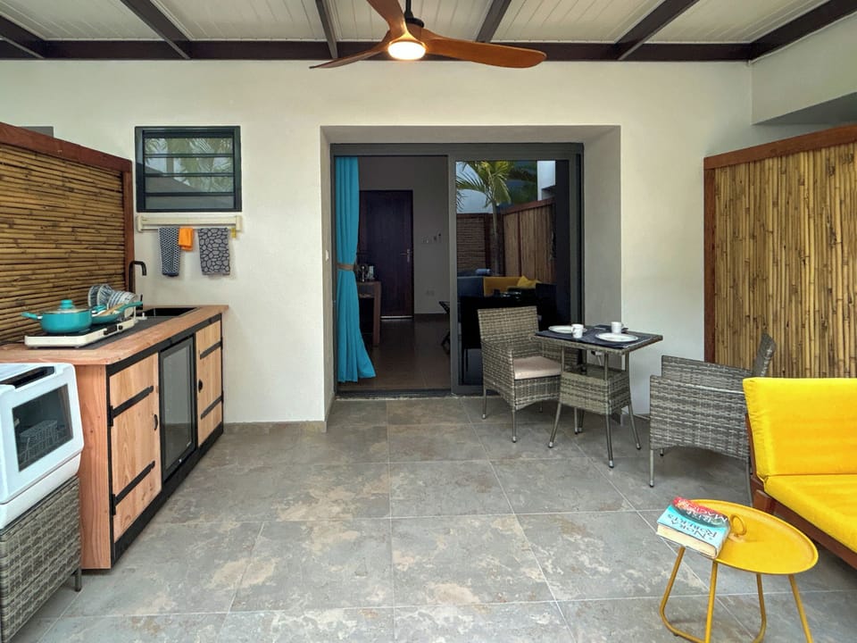 Premium Studio Suite, 1 King Bed | Terrace/patio