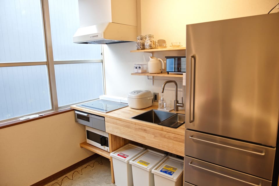 Coffee/tea maker, full-size fridge, microwave, stovetop