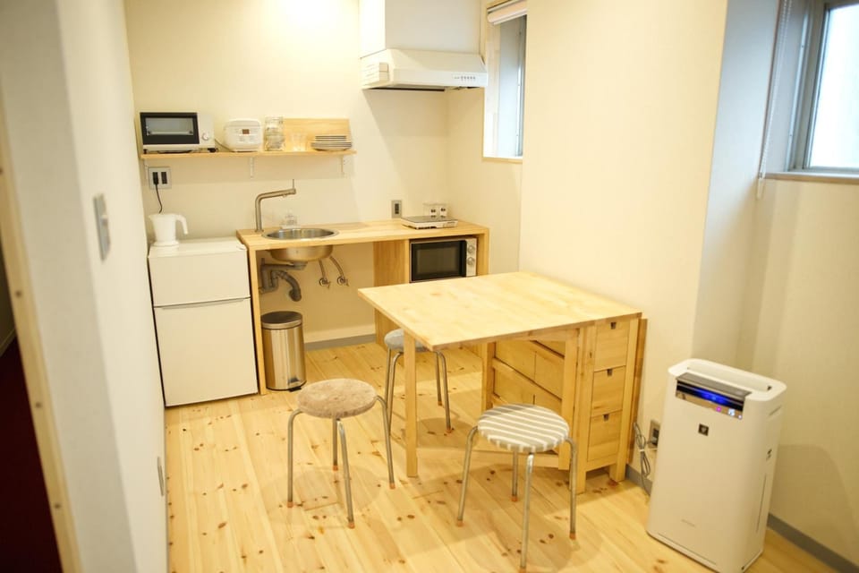 Coffee/tea maker, full-size fridge, microwave, stovetop