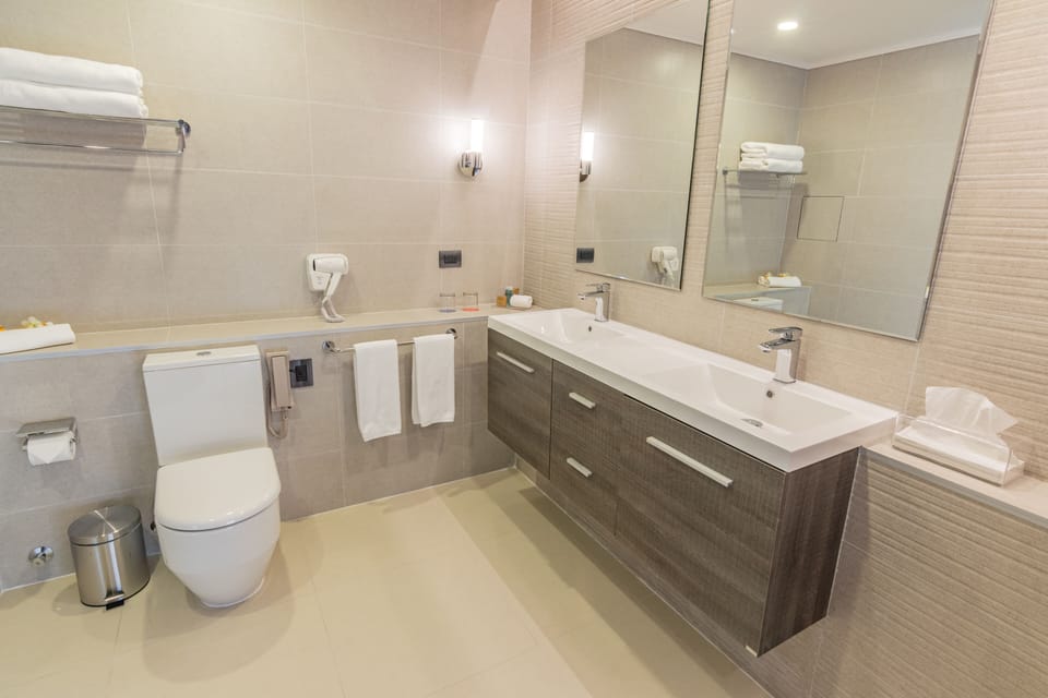 Standard Double Room, 1 Queen Bed | Bathroom | Shower, towels