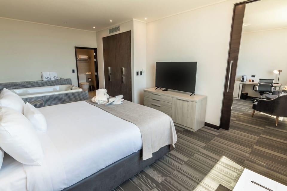 King Suite | In-room safe, desk, WiFi (free), bed sheets