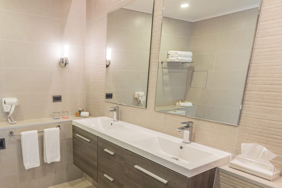 Standard Double Room, 1 Queen Bed | Bathroom | Shower, towels
