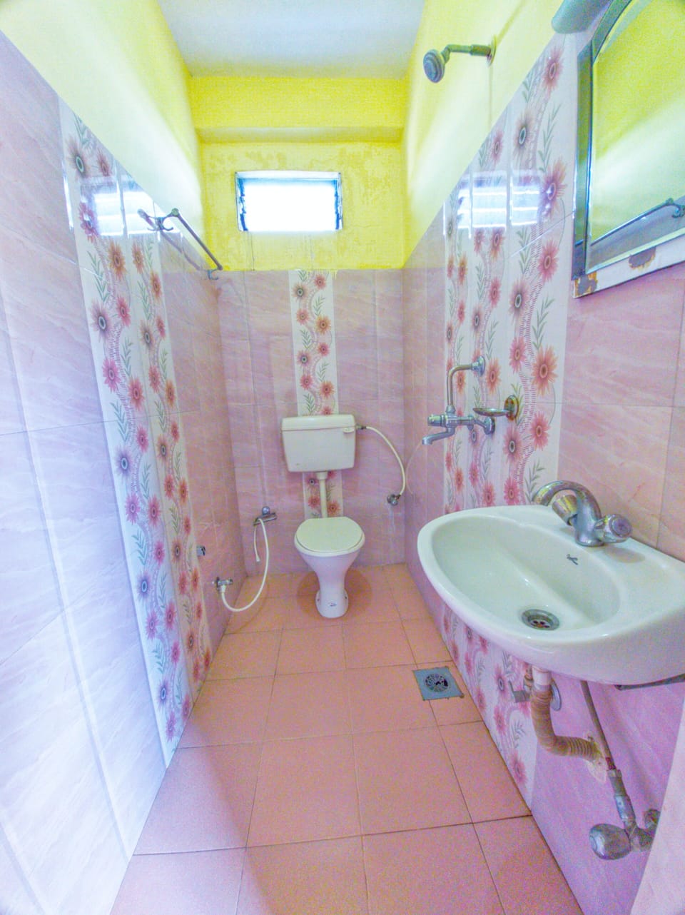 Deluxe Double Room | Bathroom | Shower, free toiletries, slippers, bidet