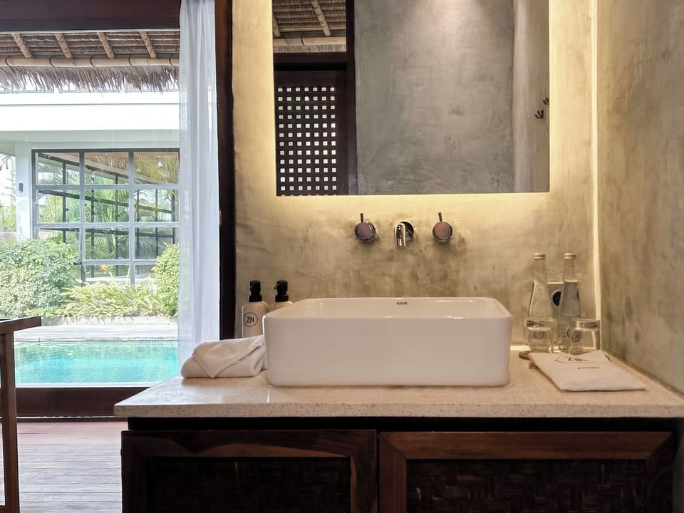 Executive Bungalow | Bathroom | Shower, rainfall showerhead, free toiletries, hair dryer