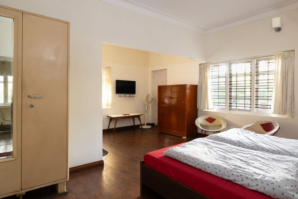 Deluxe Room, 1 King Bed | Soundproofing, free WiFi