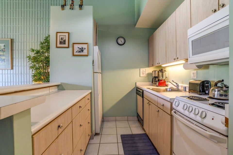Fully equipped kitchen with all the esentials including full sized appliances.