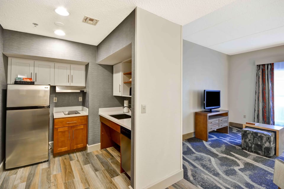 Full-size fridge, microwave, stovetop, dishwasher