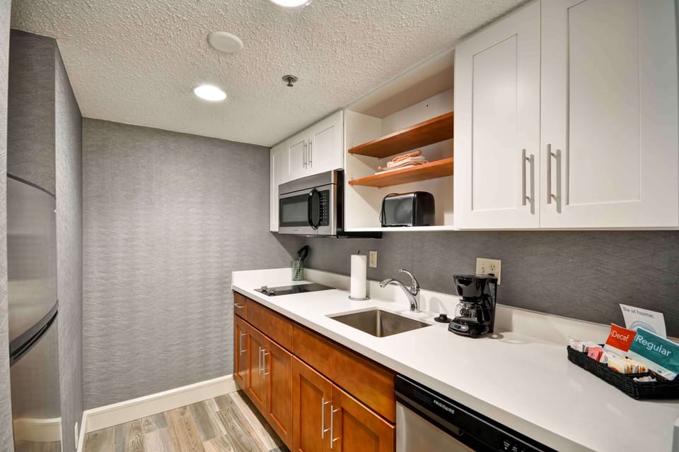 Full-size fridge, microwave, stovetop, dishwasher