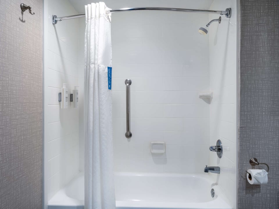 Two queen beds non smoking | Bathroom | Free toiletries, hair dryer, towels