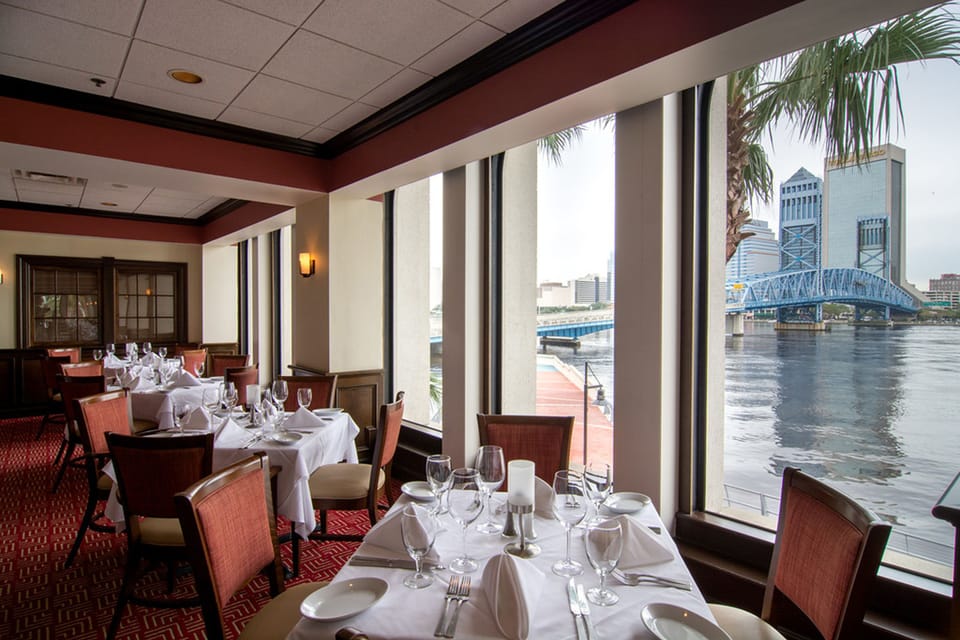 2 restaurants; breakfast and dinner served