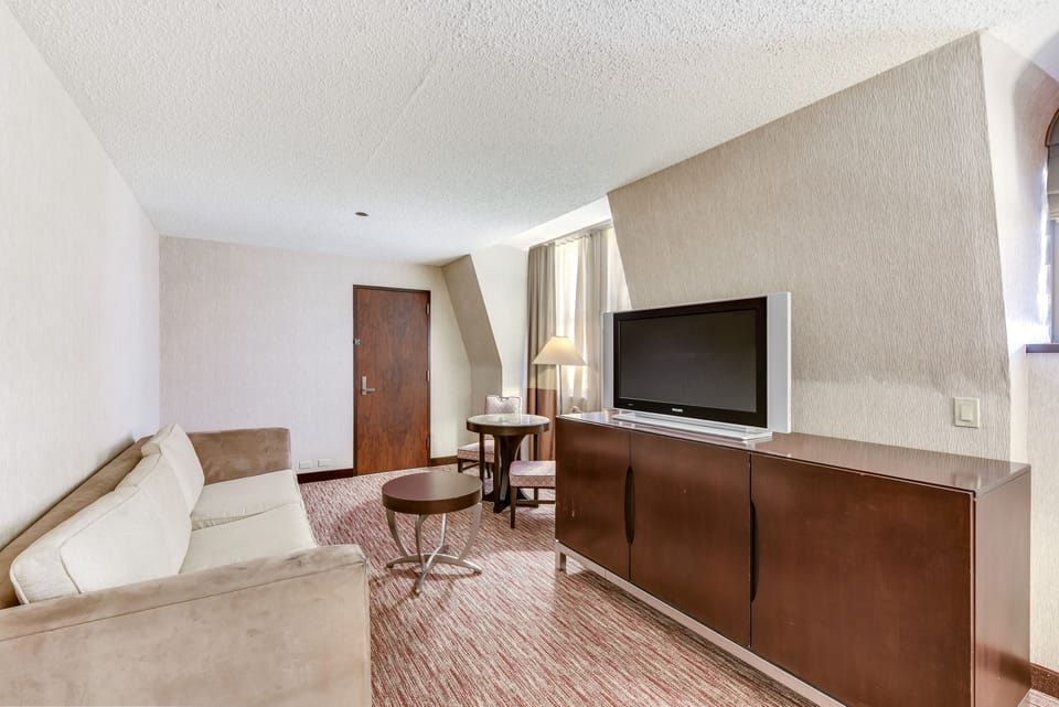 Premium bedding, in-room safe, desk, laptop workspace