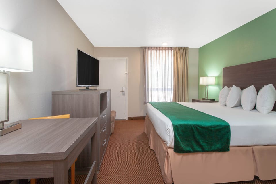 Premium bedding, in-room safe, desk, blackout drapes