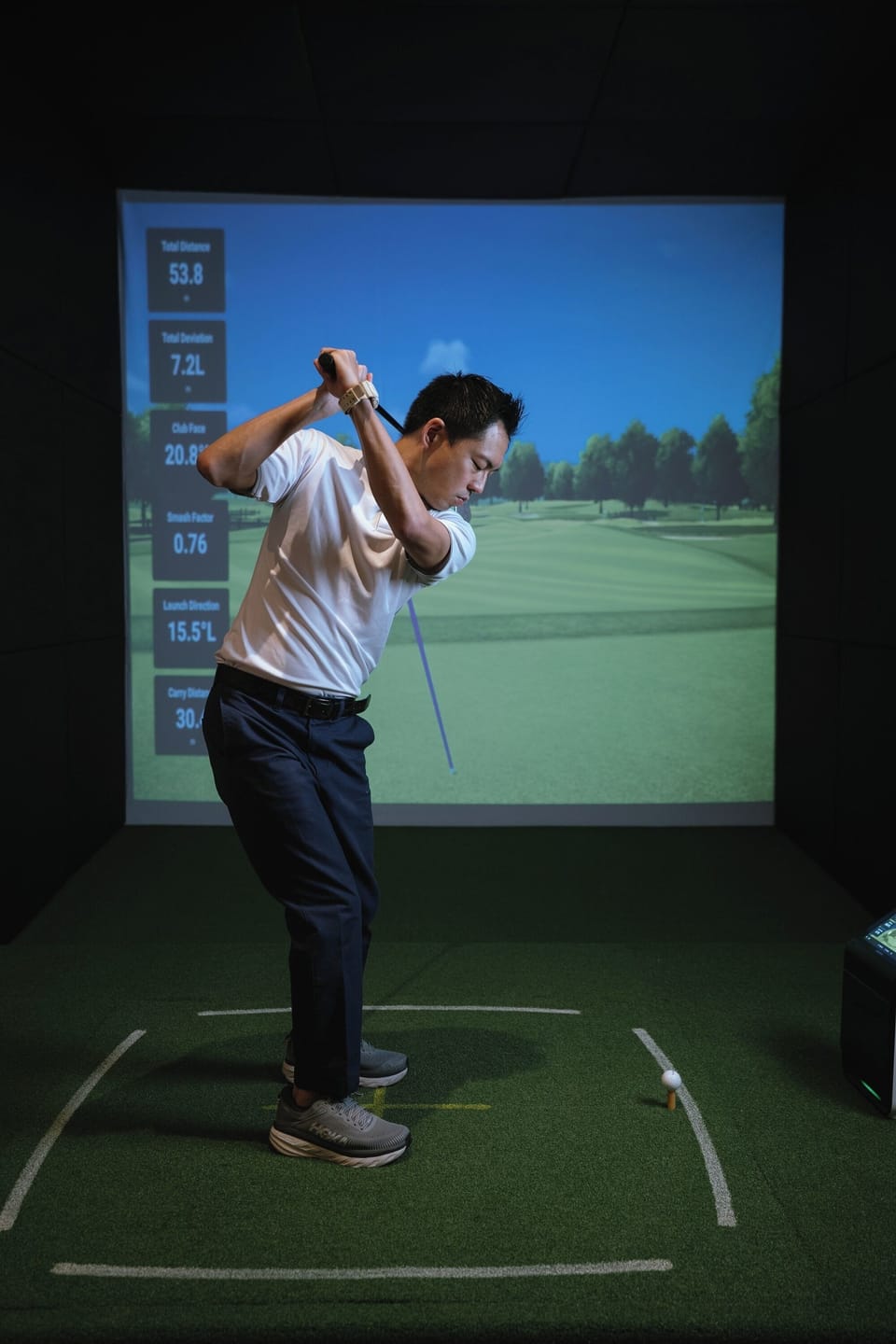 Indoor golf driving range