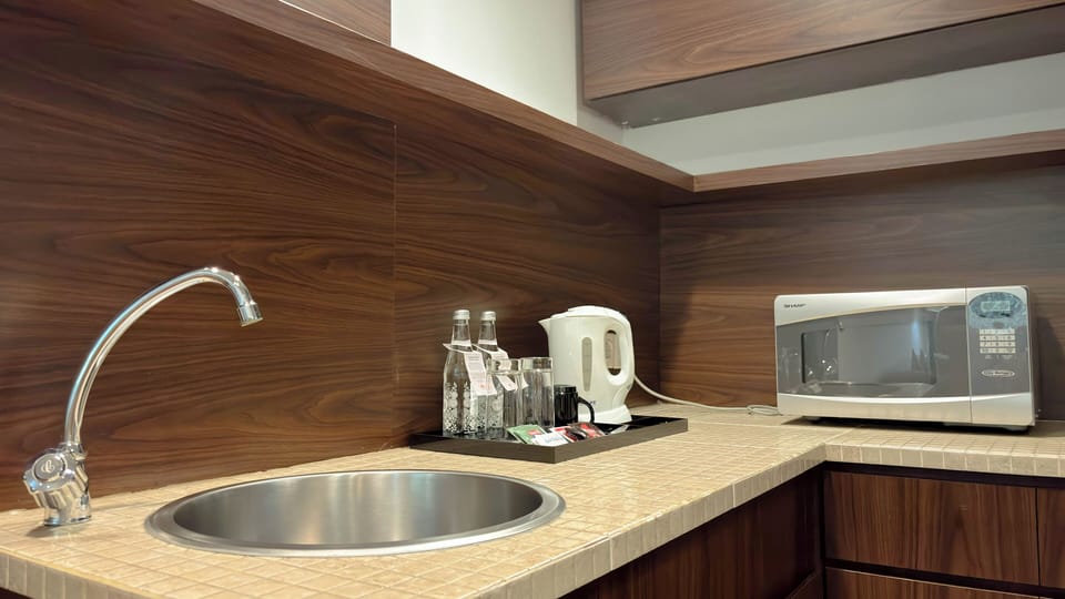 Garden Wing Deluxe | Private kitchen | Mini-fridge, microwave, stovetop, coffee/tea maker