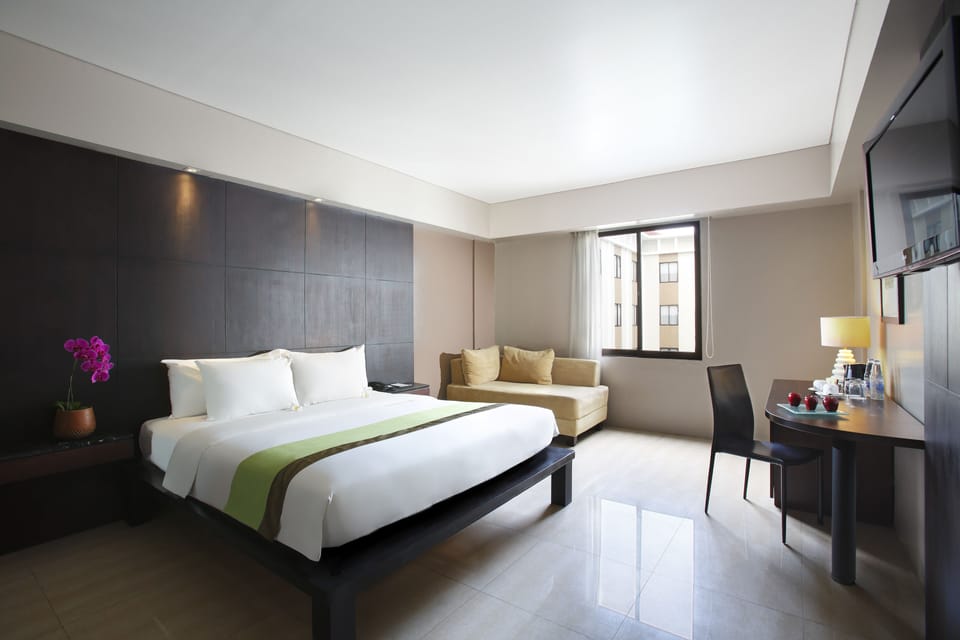 Executive Suite Room King | 1 bedroom, in-room safe, desk, blackout drapes