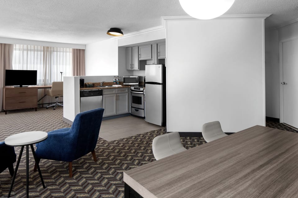 Suite, 1 Double Bed, Corner | Private kitchen | Fridge, microwave, stovetop, dishwasher
