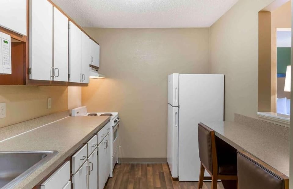 Deluxe Studio, 1 Queen Bed with Sofa bed, Non Smoking | Private kitchenette | Fridge, microwave, oven, stovetop