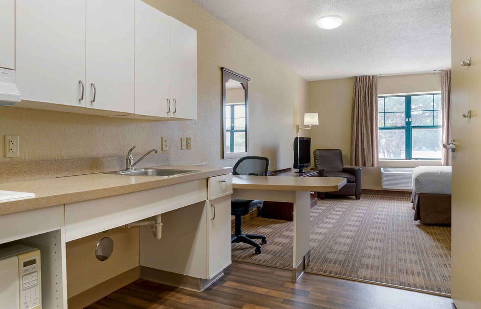 Studio, 1 Queen Bed, Accessible, Non Smoking | Desk, laptop workspace, iron/ironing board, WiFi (free)