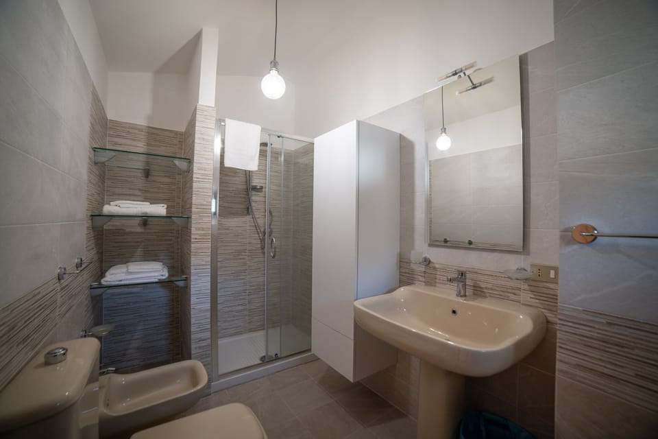 Comfort Double Room, Terrace | Bathroom | Shower, hair dryer, bidet, towels