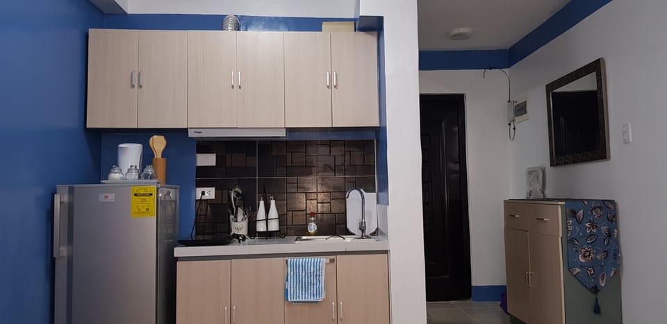 Business Studio Suite | Private kitchenette | Stovetop, electric kettle, rice cooker, cleaning supplies