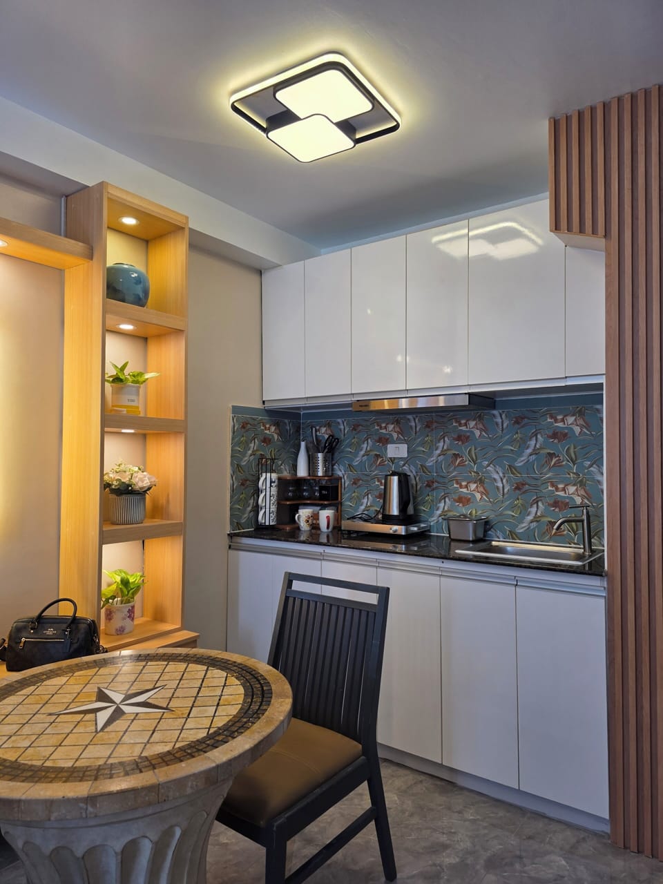 Business Studio Suite | Private kitchen | Stovetop, electric kettle, rice cooker, cleaning supplies