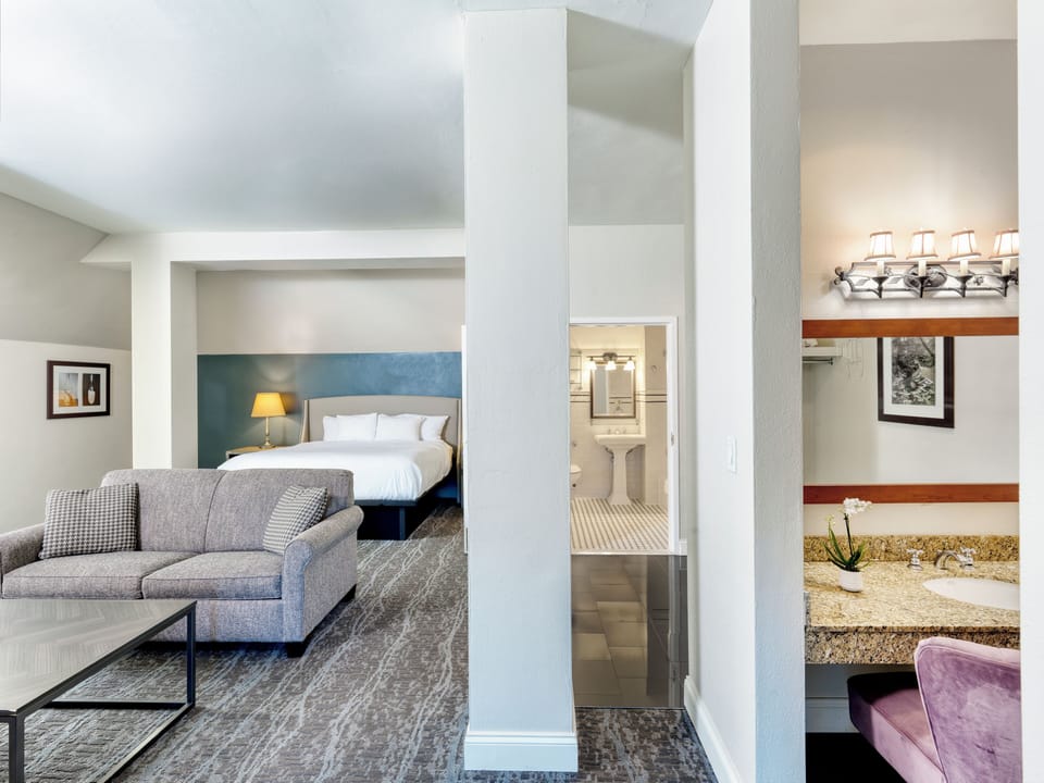 Executive Suite, 1 King Bed | In-room safe, iron/ironing board, free WiFi, bed sheets