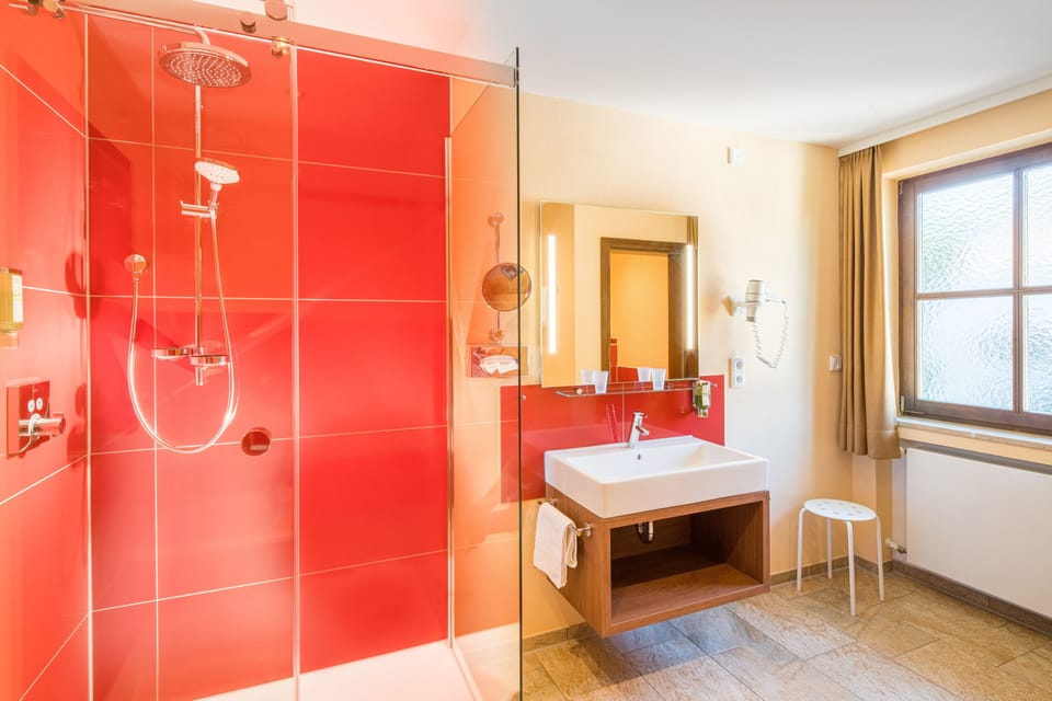 Deluxe Double Room | Bathroom | Shower, free toiletries, hair dryer, towels