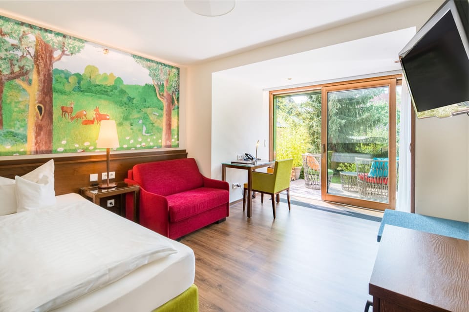 Single Room | Living area | Flat-screen TV