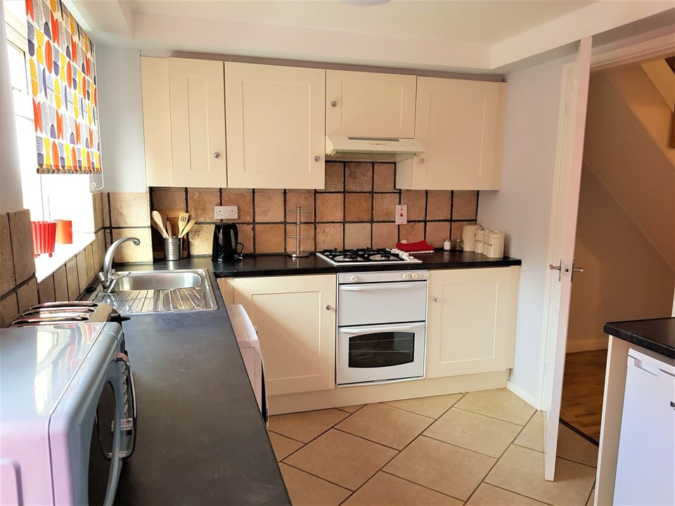 Standard House | Private kitchenette | Coffee/tea maker, full-size fridge, microwave, oven