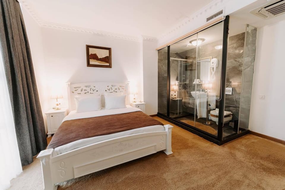 Double Room | Minibar, in-room safe, desk, soundproofing