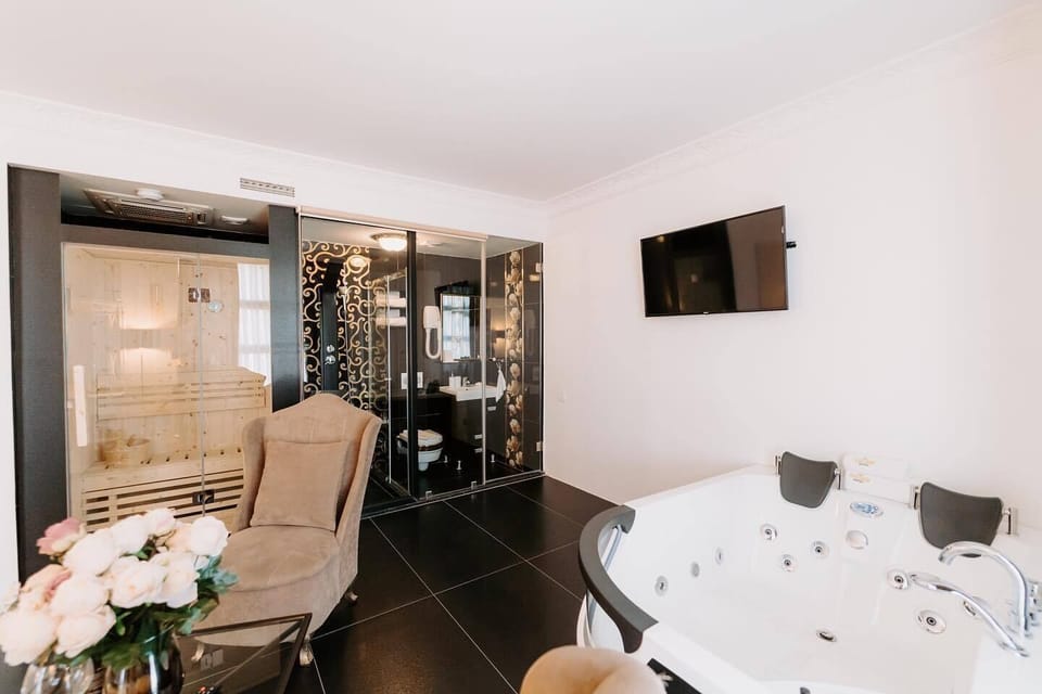 Deluxe Suite | Minibar, in-room safe, desk, soundproofing