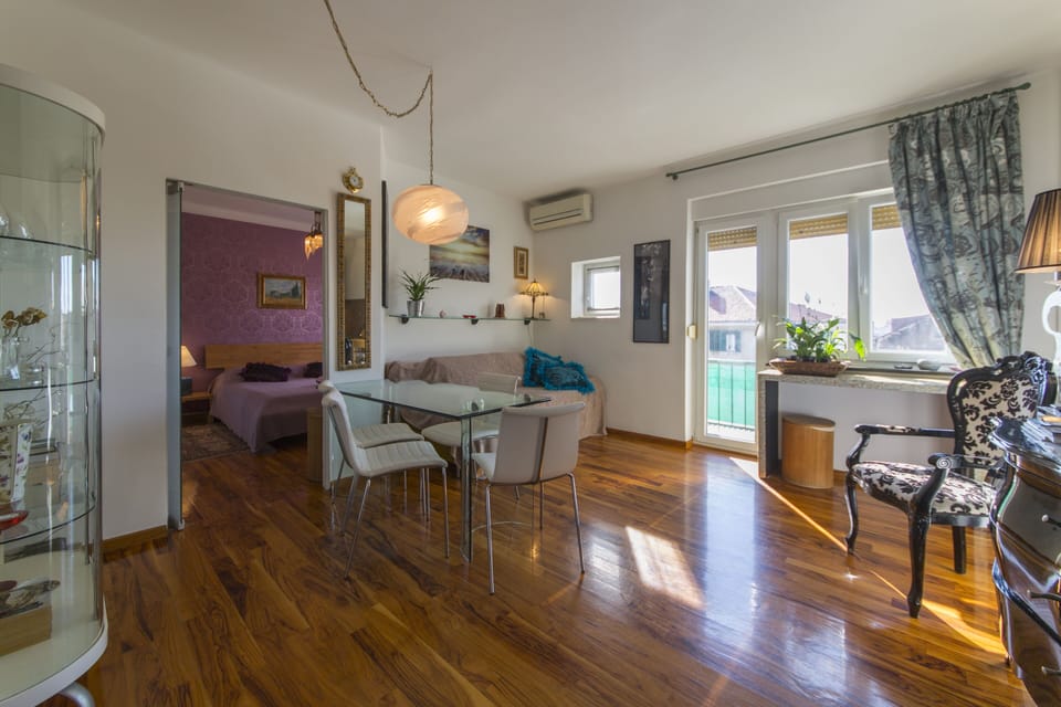 Apartment | Living room | Flat-screen TV